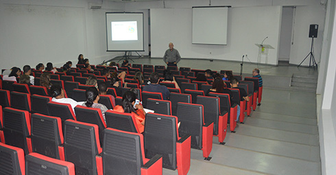No auditório do Câmpus, alunos assistem à palestra